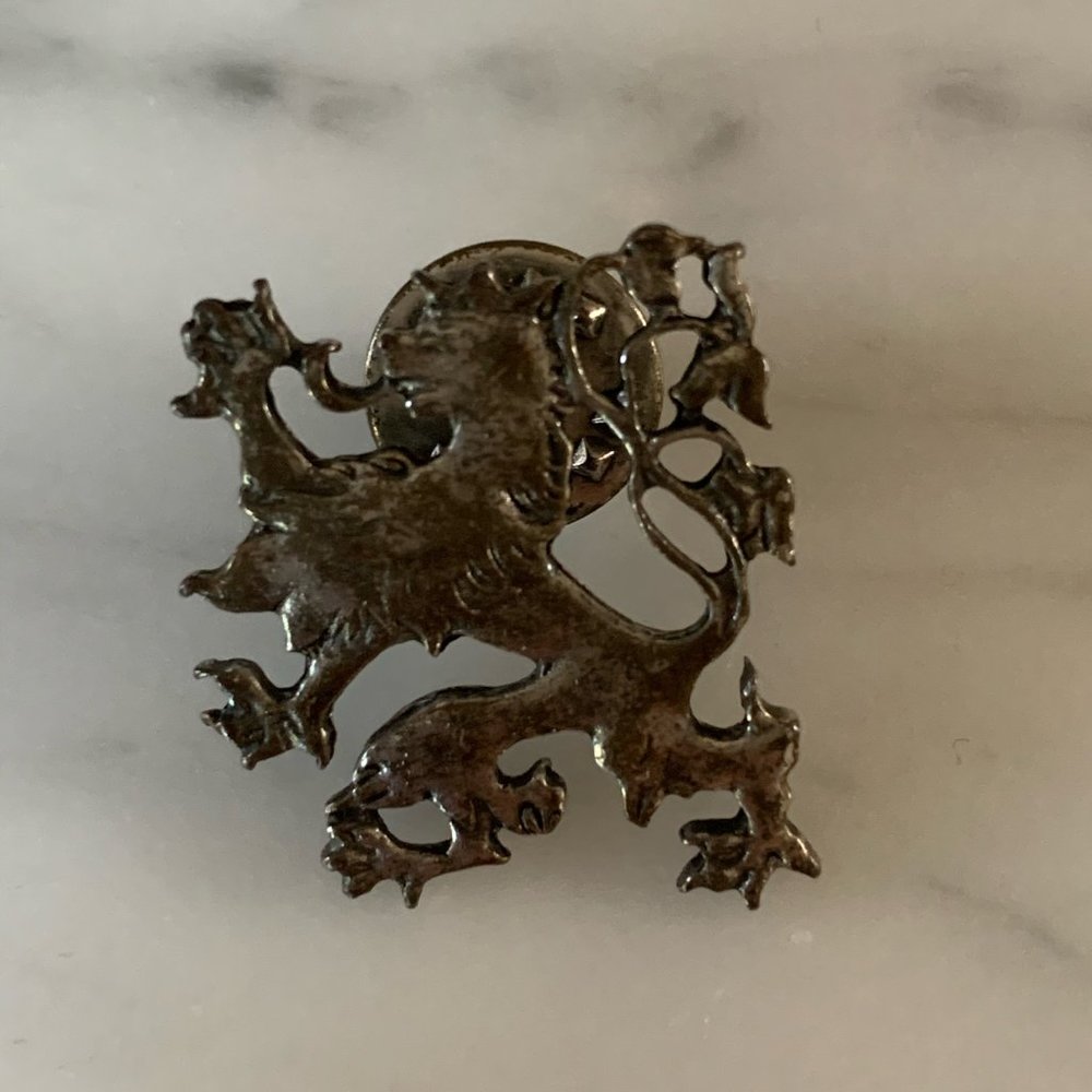 Preppy pendant pin